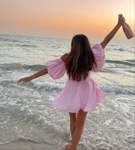 Beach Birthday Dress, Sweet 16 Pictures, Beach Birthday Party, 21st Birthday Photoshoot, Pool Fashion, Self Portrait Poses, Beach Pictures Poses, Senior Picture Outfits, Beach Photography Poses