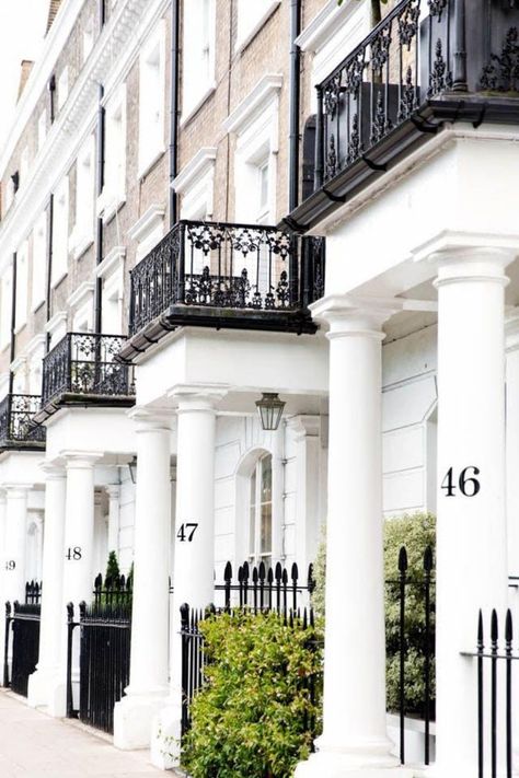 Central London town houses and luxury real estate aesthetic. Here's some travel photography inspiration of beautiful white houses in the heart of the city. London is full of instagrammable streets and places for aesthetic pictures on your next trip or weekend city break. Aesthetic White House, Luxury Aesthetic White, House Real Estate, Town Houses, London Townhouse, Lan Can, London House, Aesthetic White, Travel Photography Inspiration