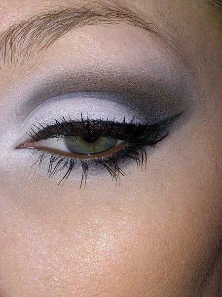 Black and white eyeshadow White Eye Makeup, Makeup Utensils, White Eyeshadow, Black Eyeshadow, White Eyes, Modern Dog, Pretty Eyes, Gorgeous Makeup, Artistry Makeup