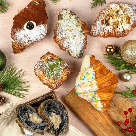 Croissant Flavors, Christmas Croissant, Mini Croissants, Fancy Desserts, Christmas Themes, Cookie Recipes, Sweet Tooth, Pastry, Toast