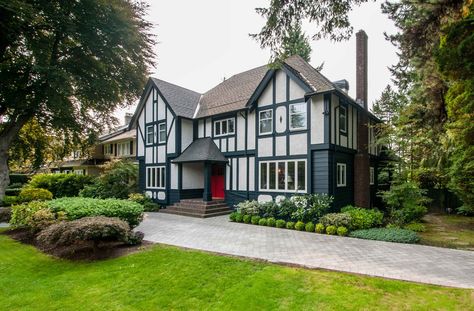 Tudor Rules - How to Paint Your Tudor Revival Home - Warline Painting Tudor Exterior Paint, Scandinavian Home Exterior, Tudor House Exterior, English Tudor Homes, Tudor Homes, Tudor Revival, Exterior Painting, Tudor Style Homes, English Tudor