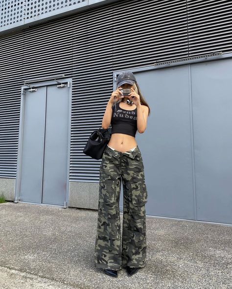 Camo Pants Outfit Street Style, Outfit Inspo Cargo Pants, Camp Pants Outfit, Camouflage Pants Outfit, Tomboy Fits, Camo Pants Outfit, 2023 Outfits, Female Biker, Cargo Pants Outfit