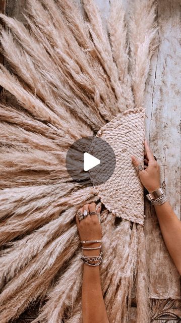 Michaela Haban | Bohème aesthetic | Fashion | Creativity on Instagram: "DIY Bohemian Pampasgrass home deco piece 🌾.  You only need : * ��pampas grass * ��one placemat * ��a small piece of cardboard * ��hot glue  #pampasgrass #pampasgrassdecor #diyinspiration #bohointerior #bohodecor #bohodecoration #wallhangingdecor #bohemiandecor #bohemianhome #bohohome #aestheticreels #bohoinspo #boholiving #boholifestyle #mybohohome #diydecor #diyideas #diyhomedecor #mybohohome #bohemianliving #diyhome #bohovintage #seeksimplicity #decorgoals" Pampas Grass In Vase, Pampas Decoration, Diy Boho Home Decor, Diy Boho Wall Decor, Pampas Decor, Hone Decor, Diy Bohemian, Boho Inspo, Boho Crafts Diy