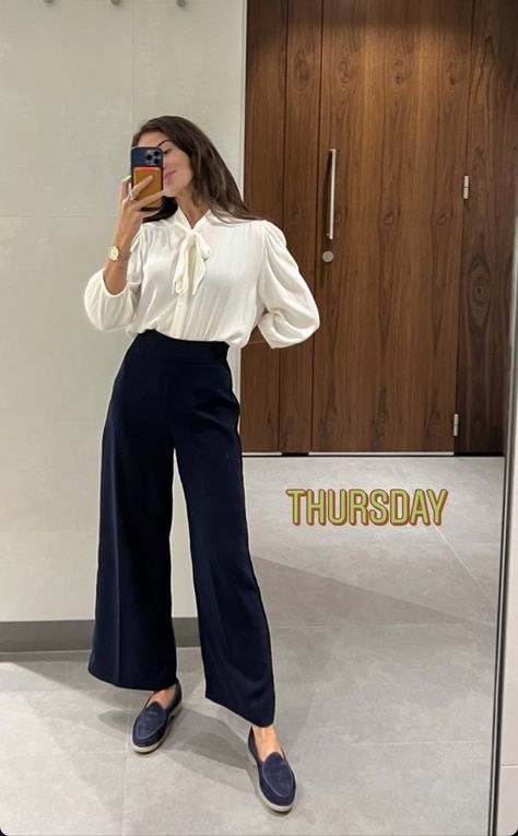 Formal Outfit For Summer, Work Outfit Lawyer, Trouser And Loafers Outfit, Work Outfits Women Formal, New York Corporate Fashion, Spring Corporate Outfits, Corporate Travel Outfit, Carmen Mundt Work Outfit, Law Outfits Women Aesthetic