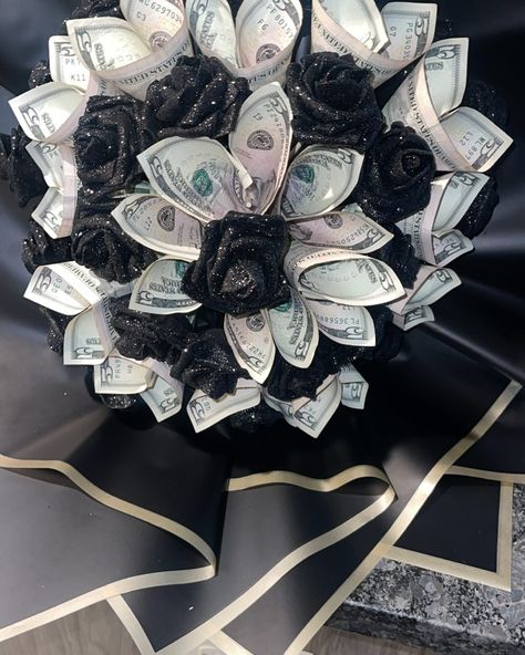 😍 I love her! The black glitter roses are so CUTE! Perfect for any occasion! Contact us today! Make any event Noteworthy! Black Glitter Roses, Birthday Trip Outfits, Black Bouquet, Money Bouquet, Glitter Roses, Black Roses, Birthday Trip, Trip Outfits, Birthday Board