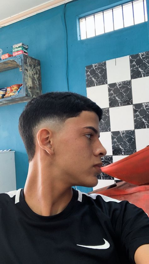 Tapper Fade Alto, Men Fade Haircut Short, Boxing Training Workout, Under Cut, Buzz Cut Hairstyles, Curly Hair Fade, Korean Men Hairstyle, Men Haircut Curly Hair, Mullet Haircut