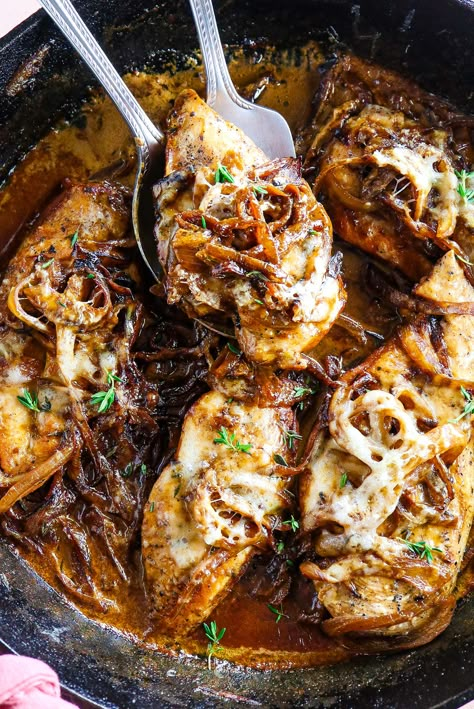 French Onion Chicken Healthy, French Chicken Breast Recipes, Chicken Easter Dinner, Baked French Onion Chicken, French Onion Recipes, French Onion Chicken Thighs, French Chicken Recipes, Apartment Meals, Balsamic Onions