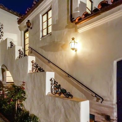 California Backyard, Mediterranean Exterior, Hacienda Style Homes, Mexico House, Exterior Stairs, Mediterranean Style Homes, Tuscan Design, Mexican Home, Mediterranean Home Decor