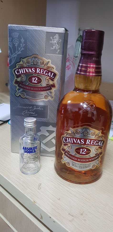 Chivas Regal & Absolute Vodka Chivas Regal Snapchat Story, Absolute Vodka Aesthetic, Chivas Regal Fake Story, Fake Snapchat Photos, Alcohol Snapchat Party, Alcohol Snapchat, Snapchat Party, Delicious Food Image, Daaru Party Pic