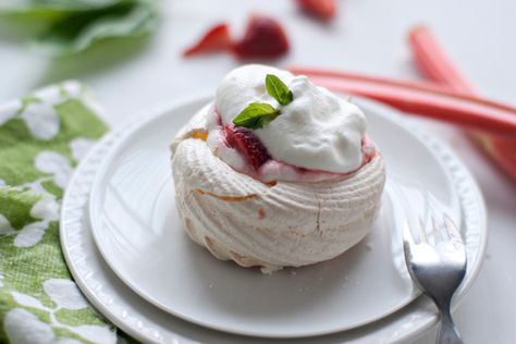 Meringue Nests with Strawberry-Rhubarb Compote | My Baking Addiction Rhubarb Meringue, Meringue Nests, Strawberry Rhubarb Compote, Rhubarb Compote, Rhubarb Recipes, Low Fodmap Recipes, Fodmap Recipes, Strawberry Rhubarb, Köstliche Desserts