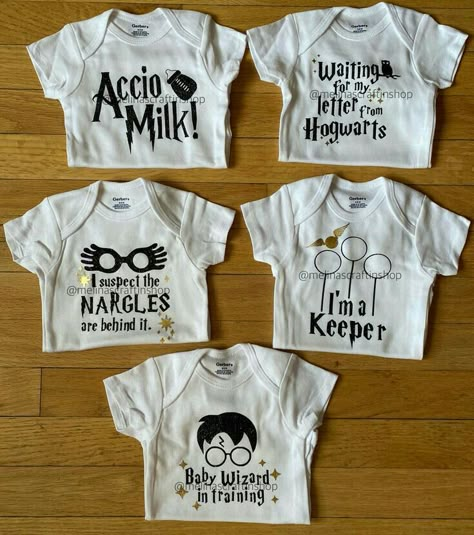 Cricut Bibs, Baby Onsies Ideas Girl, Onsies Ideas Girl, Harry Potter Baby Gift, Baby Onsies Ideas, Onsies Ideas, Harry Potter Baby Clothes, Harry Potter Shower, Harry Potter Onesie