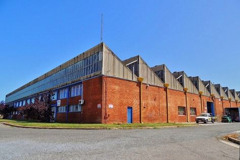 Sydney Roof Installs industrial saw tooth roofs Saw Tooth Roof, Sawtooth Roof, Monopitch Roof, Skillion Roof, Retail Facade, Factory Architecture, Renovation Architecture, Fibreglass Roof, Roof Shapes