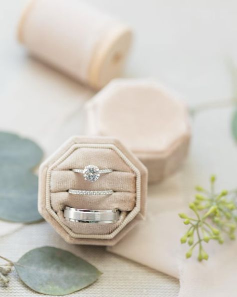 Customize one of our gorgeous velvet ring boxes for your big day! 👰🏻‍♀️💍 Choose between single, double, or triple slot in 9 of our most popular colors🤍 Wooden Ring Box Wedding, Custom Wedding Ring, Ring Box Engagement, Wedding Ring Pictures, Custom Ring Box, Jewellery Photography Inspiration, Wooden Wedding Ring, Ring Holder Wedding, Velvet Ring Box