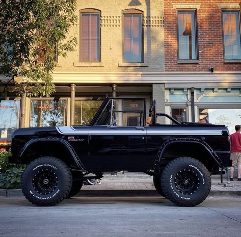 Bronco Classic, Vintage Bronco, Classic Bronco, Early Bronco, Dream Cars Jeep, Old Fords, Classy Cars, Jeep Truck, Pretty Cars