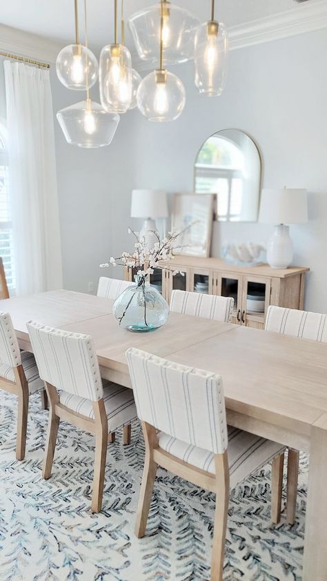 Beach Home Dining Room, Dining Room Beach House, Neutral Coastal Dining Room, Beach House Dining Room Ideas, Modern Kitchen Table Design, Contemporary Coastal Dining Room, Blue Coastal Dining Room, Coastal Grandma Dining Room, Light Color Dining Table