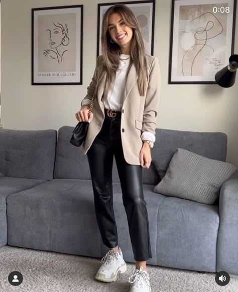 Nude Pants Outfit, Leather Trousers Outfit, Madrid Outfits, Nude Outfits, Blazer Outfits Casual, Leather Pants Outfit, Office Casual Outfit, Wardrobe Tips, Outfits Chic