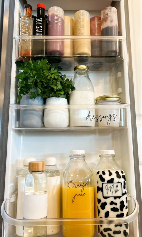 Glass Fridge Organization, Organised Fridge, Fridge Board, Fridge Organization Ideas, Fridge Organisation, Fridge Essentials, Dorm Room Kitchen, Farmhouse Bathroom Accessories, Healthy Fridge