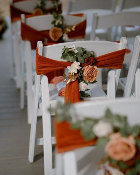 Terracotta Wedding Details, Terracotta Neutral Wedding, Red And Orange Fall Wedding, Burnt Orange Themed Wedding, Terracotta Centerpieces Round Table, Terracotta And Ivory Wedding, Wedding Decorations Fall October, Terracotta And Eucalyptus Wedding, Terracotta Flowers Wedding