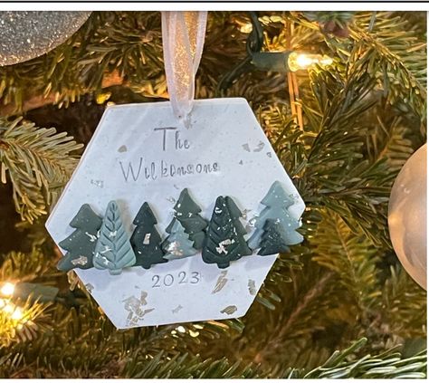 Air Dry Clay Ideas Christmas Gift Tags, Modeling Clay Christmas Ideas, Polymer Clay Tree Ornaments, Personalized Clay Ornaments, Polymer Clay Christmas Gifts, Diy Ornaments Clay, Christmas Ornaments Polymer Clay, Christmas Polymer Clay Ornaments, Polymer Clay Christmas Ideas