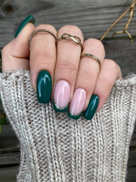 Emerald Nails, Green Acrylic Nails, Dark Green Nails, Christmas Gel Nails, Smink Inspiration, Makijaż Smokey Eye, Oval Nails, Xmas Nails, Silver Nails