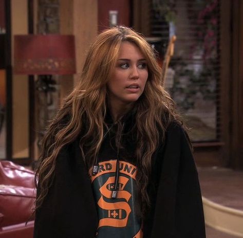 Hannah Montana Hair, Long Layers Wavy Hair, Layers Wavy Hair, Miley Cyrus Long Hair, Miley Cyrus Brown Hair, Miley Cyrus Hair, Brown Hair Color Shades, Channel Outfits, Miley Stewart