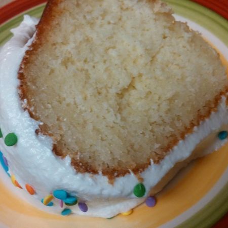 Bizcocho Mojadito Cake Puerto Rican Cake, Puerto Rican Cake Recipe, Puerto Rico Wedding, Puerto Rico Food, Almond Cake Recipe, Boricua Recipes, Wedding Cake Recipe, Almond Cake, Puerto Rican Recipes