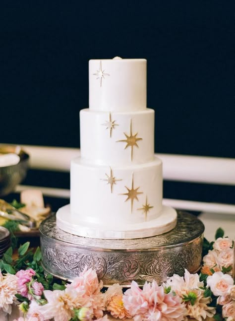 A Colorful Mid-Century Modern Wedding at Claremont Club and Spa Resort Celestial Cakes, Night Sky Cake, Celestial Wedding Cake, Fairytale Wedding Cake, Cosmic Wedding, Wedding Cermony, Night Sky Wedding, Earth Wedding, Celestial Wedding Theme