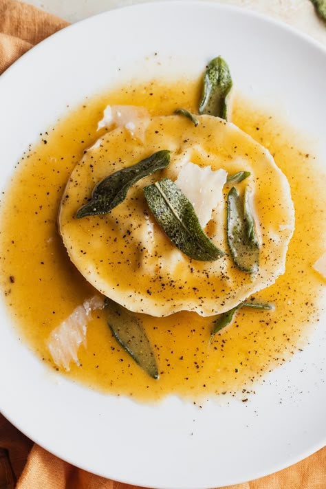 A step-by-step guide to making delicate egg yolk ravioli with creamy ricotta cooked in a brown butter sauce. Butter And Sage Sauce, Brown Butter Sauce Recipe, Egg Yolk Ravioli, Brown Butter Sage Sauce, Brown Butter Sage, Ravioli Sauce, Sage Sauce, Ricotta Ravioli, Carbonara Sauce