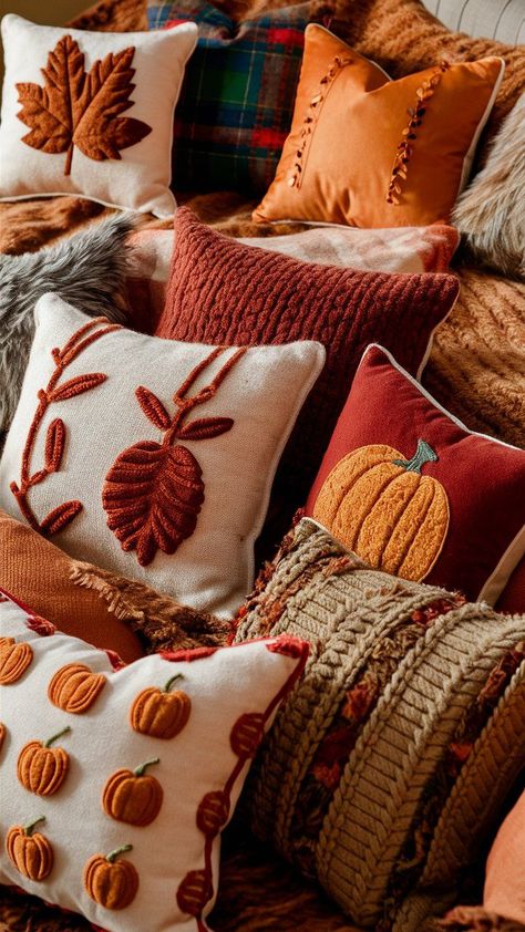 Learn how to decorate your home with cozy fall decor ideas. Incorporate warm colors, layered textiles, and ambient lighting to capture the essence of autumn. Cozy Fall Decor, Fall Bedroom, Fall Decor Ideas, Fall Deco, Grunge Vintage, Fall Pillows, Theme Halloween, Fall Halloween Decor, Fall Decorations