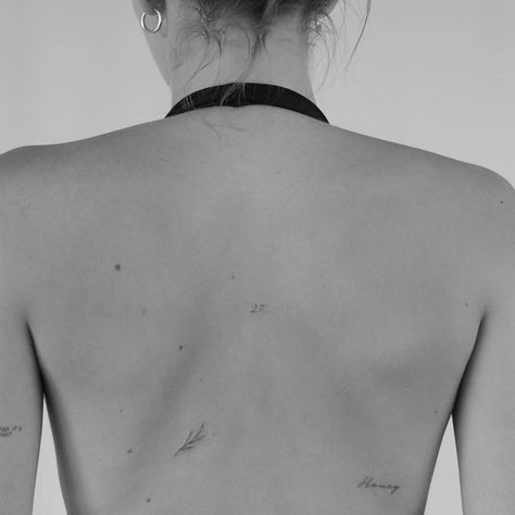 Micro Back Tattoo, Ultra Fine Line Tattoo, Back Tiny Tattoo, Tiny Tattoo Back, Tiny Back Tattoos For Women, Back Women Tattoo, Tiny Back Tattoo, Minimalist Spine Tattoo, Small Back Tattoos For Women