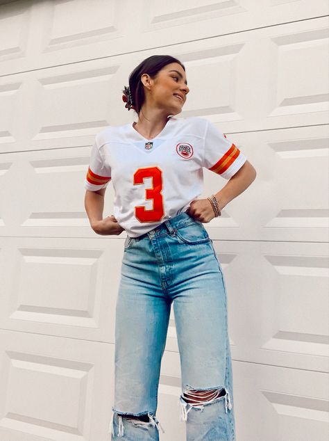 Chiefs Jersey Outfit Women, Chiefs Tailgate Outfit, Sports Party Outfit Women, Sporty Game Day Outfit, Modest Game Day Outfit, Chiefs Jersey Outfits, Cute Baseball Jersey Outfits For Women, Chiefs Football Game Outfit, Jersey And Jeans Outfit Women