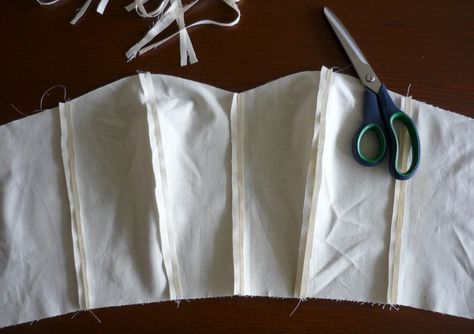 Boning - supports the desired shape and prevents wrinkling of the corset fabric. Bones, and the substances used for the purpose, are often generically called boning. Bodice Tutorial, Sewing Bee, Boned Bodice, Diy Vetement, Sewing Blogs, Couture Sewing, Zip Ties, Sewing Lessons, Pattern Drafting