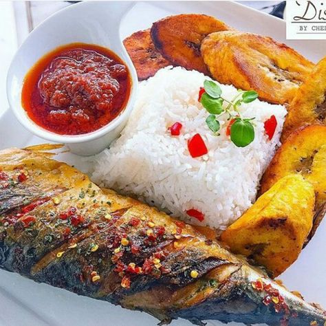 WHITE RICE AND STEW WITH GRILLED FISH AND FRIED PLANTAIN. Rice And Stew, Nigerian Food Recipes, Fried Plantain, Nigeria Food, Ghana Food, African Recipes Nigerian Food, Ghanaian Food, Boiled Rice, West African Food