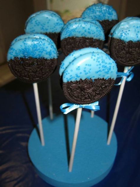 baby shower cookie pops Gateau Baby Shower Garcon, Oreo Cake Pops, Oreo Cookie Pops, Idee Babyshower, Boy Baby Shower Ideas, Cookie Pops, Fiesta Baby Shower, Shower Food, Shower Bebe