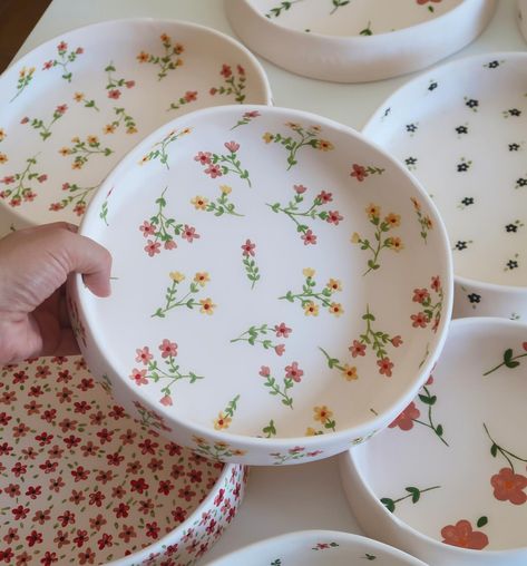 Adorable bowls🎀 ready to be glazed 🩵✨ • • • • • #handmadewithlove #clayartist #ceramicartist #pottersofinstagram #potterylife #ceramicdrawing #ceramicflowers #cuteceramic #cuteceramics #handmadeceramics #potterypainting #potterydrawing #handmadebowls #bowl #bowls Ceramic Painted Flowers, Paint A Pot Plate Ideas, Pottery Painting Plate Flowers, Pottery Bowl Painting Ideas Flower, Flower Pottery Bowl, Creative Pottery Painting Ideas, Painting On Bowls Ideas, Ceramic Painting Bowls, Poterry Painting Bowl