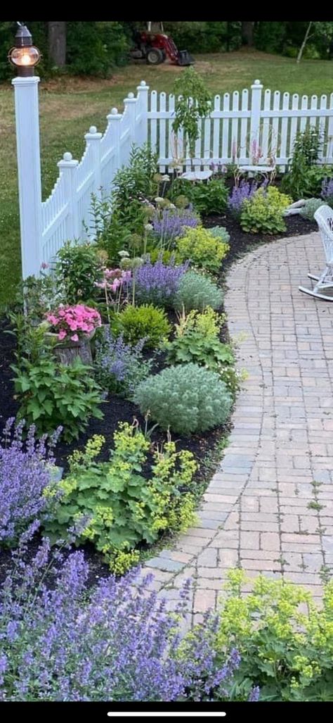 Mobile House, Backyard Garden Landscape, Front Yard Garden Design, Have Inspiration, Garden Yard Ideas, Memorial Garden, Front Yard Garden, Garden Borders, Gorgeous Gardens