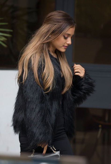 ariana-grande-hair-down Ariana Grande Hair, Trending Hair, Ariana Grande Outfits, Ariana Grande Style, Hair Therapy, Hair Masks, Ariana Grande Photos, Ariana Grande Pictures, Brown Blonde Hair