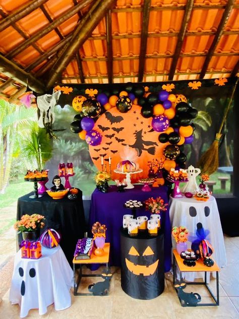 Halloween Party Wall Decor, Halloween Birthday Centerpiece Ideas, Halloween Party Centerpieces, Witch Halloween Party, Buffet Halloween, Halloween Toddler Party, Décoration Table Halloween, Halloween Party Backdrop, Witches Halloween Party