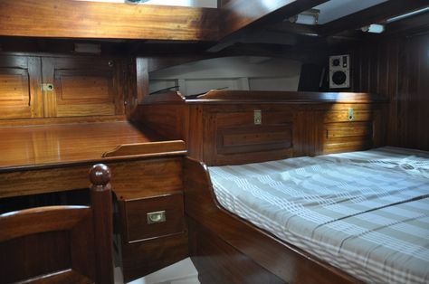 Guest Posting Sites, Barge Boat, Liveaboard Boats, Boat Interior Design, Camper Beds, Sailboat Interior, Sailboat Living, Boat Interior, Yacht Interior