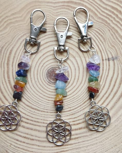 Beaded Keyrings Ideas, Diy Crystal Keychain, Chakra Crafts Diy, Beaded Bag Charm, Crafts With Crystals, Chakra Crafts, Backpack Jewelry, Keyring Ideas, Crystal Keyring