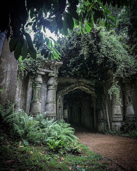 Atlas Obscura on Instagram: “Opened in 1839, Highgate Cemetery is one of London’s most infamous graveyards, originally opened as one of the city’s “Magnificent Seven”…” London Cemetery, Storybook Aesthetic, Abandoned Places In The Uk, Halloween London, Memory Stones, Magnificent North, Highgate London, Mexican Gothic, Cemetery Gates