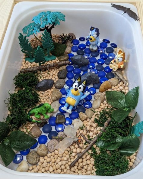 Bluey Theme Sensory Bin, Bluey Sensory Bin, Kids Messy Play, Tuff Tray Ideas Toddlers, Fiesta Bluey, Toddler Sensory Bins, Sensory Tubs, Sensory Crafts, Bluey Birthday