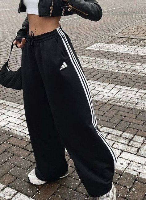 Black Adidas Pants Outfits, Adidas Sweatpants, Swaggy Outfits, Mode Inspiration, Teen Fashion Outfits, Dream Clothes, Comfy Outfits, Cute Casual Outfits, Teen Fashion