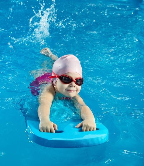 Swimming Teacher, Learn Swimming, Learning To Swim, Swimming Photos, Spelling Bee, Learn To Swim, Baby Swimming, Swim Lessons, Kids Swimming