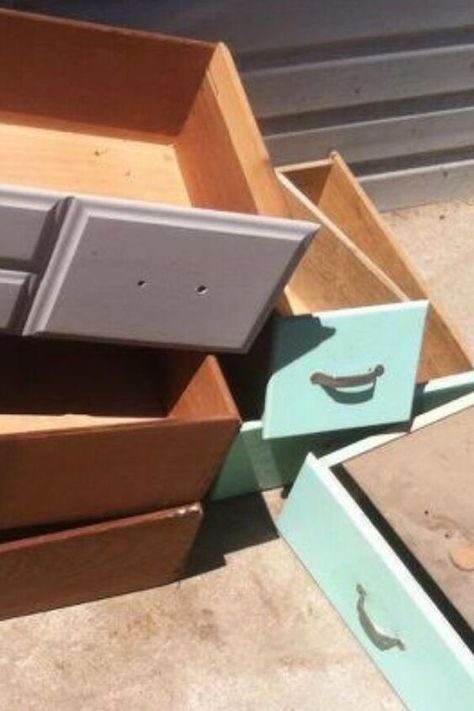 upcycle old thrift store drawers for cheap home decor idea on a budget. Reuse old drawers to make cute planters #diy #drawer #upcycle #repurpose Small Drawers Diy, Upcycle Drawers Diy, Dresser Drawer Shelves, Cute Planters, Drawers Repurposed, Old Dresser Drawers, Planters Diy, Chest Ideas, Diy Hanging Planter