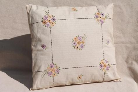 Embroidered Pillow Cover, Embroidered Pillow Cases Ideas, Pillow Covers Hand Embroidery, Embroidery On Pillow, Hand Embroidery Cushion Cover Designs, Cushions Design, Vintage Feather, Applique Cushions, Clothes Embroidery Diy