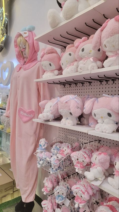 Sanrio Store Aesthetic, My Melody Plushies, Melody Plushies, Plush Store, Girly Pink Bedroom, Sanrio Plushies, Sanrio Toys, 헬로키티 배경화면, Kawaii Store