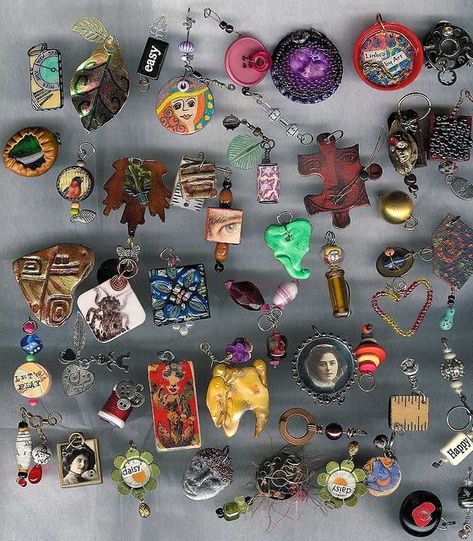 Magic Charms Witchcraft, Homemade Charms, Trinket Aesthetic, Trinket Collection, Charms Aesthetic, Astuces Diy, Junk Jewelry, Repurposed Jewelry, Handmade Charms