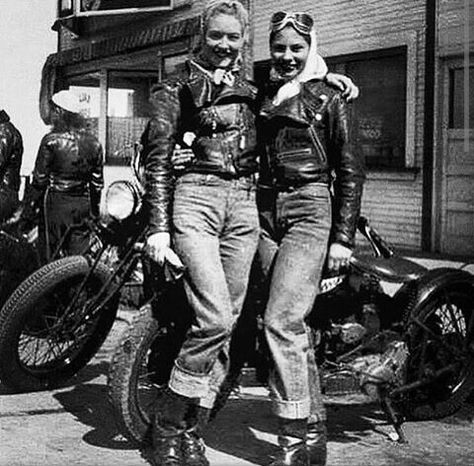 Bmw Outfit, Motos Bobber, Biker Photos, Motos Bmw, Antique Motorcycles, Female Biker, Moped Scooter, Biker Lifestyle, Motorcycle Pictures