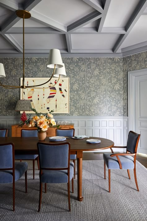 Tour a Gracious Victorian That Seamlessly Combines Styles – Frederic Magazine Zen Dining Room, Dining Room Inspiration Modern, Classy Dining Room, Colonial Revival House, Dining Room Victorian, Dining Room Wainscoting, Traditional Dining Rooms, Formal Dining Tables, Room Screen